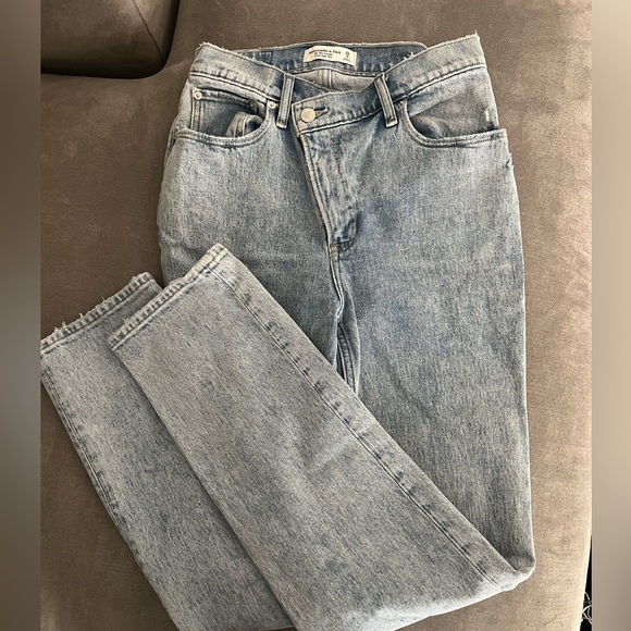 ABERCROMBIE & FITCH - 90s high rise jeans, crossover front button. - Picture 3 of 4